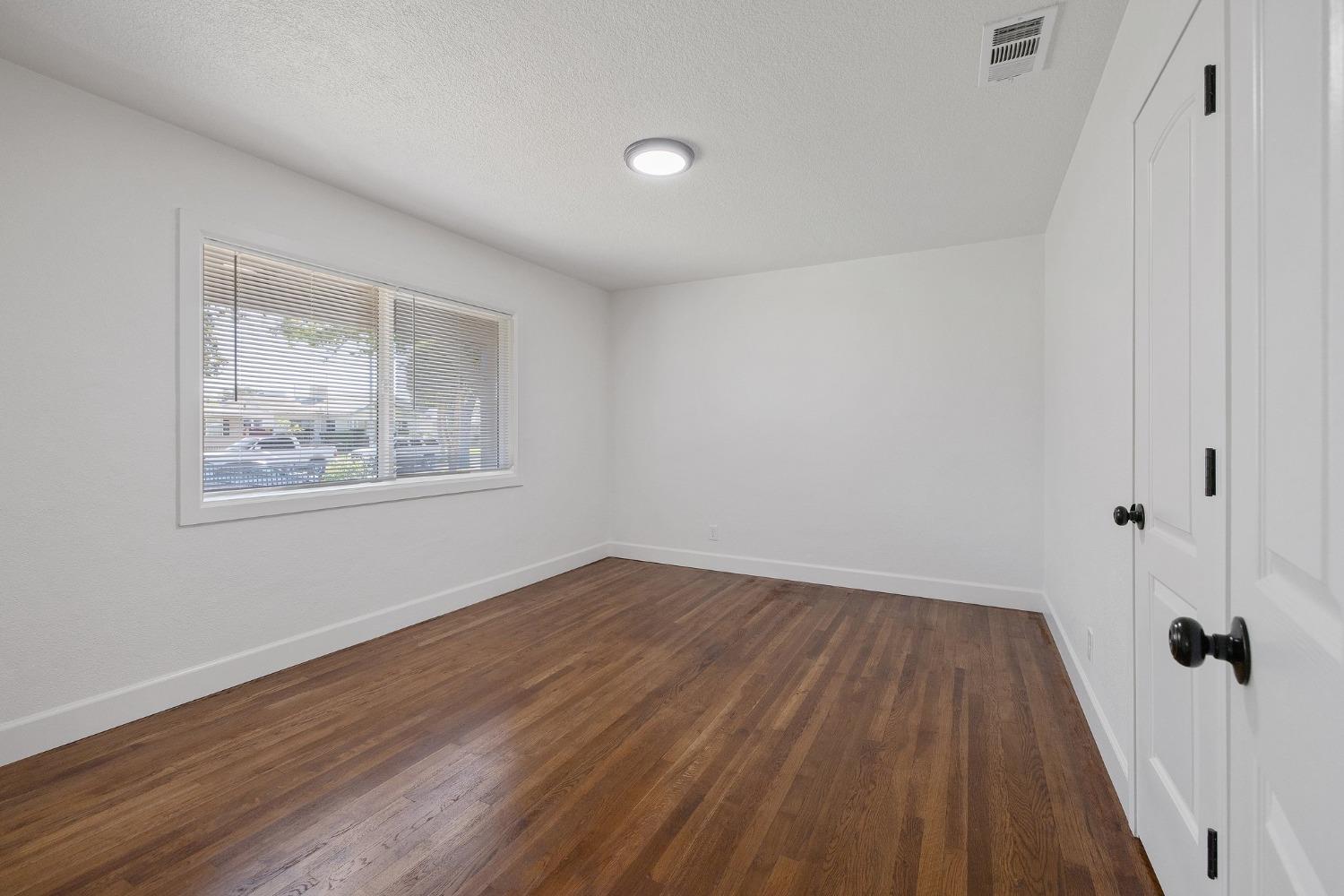 Detail Gallery Image 13 of 43 For 37 E Eden Ave, Fresno,  CA 93706 - 3 Beds | 1 Baths