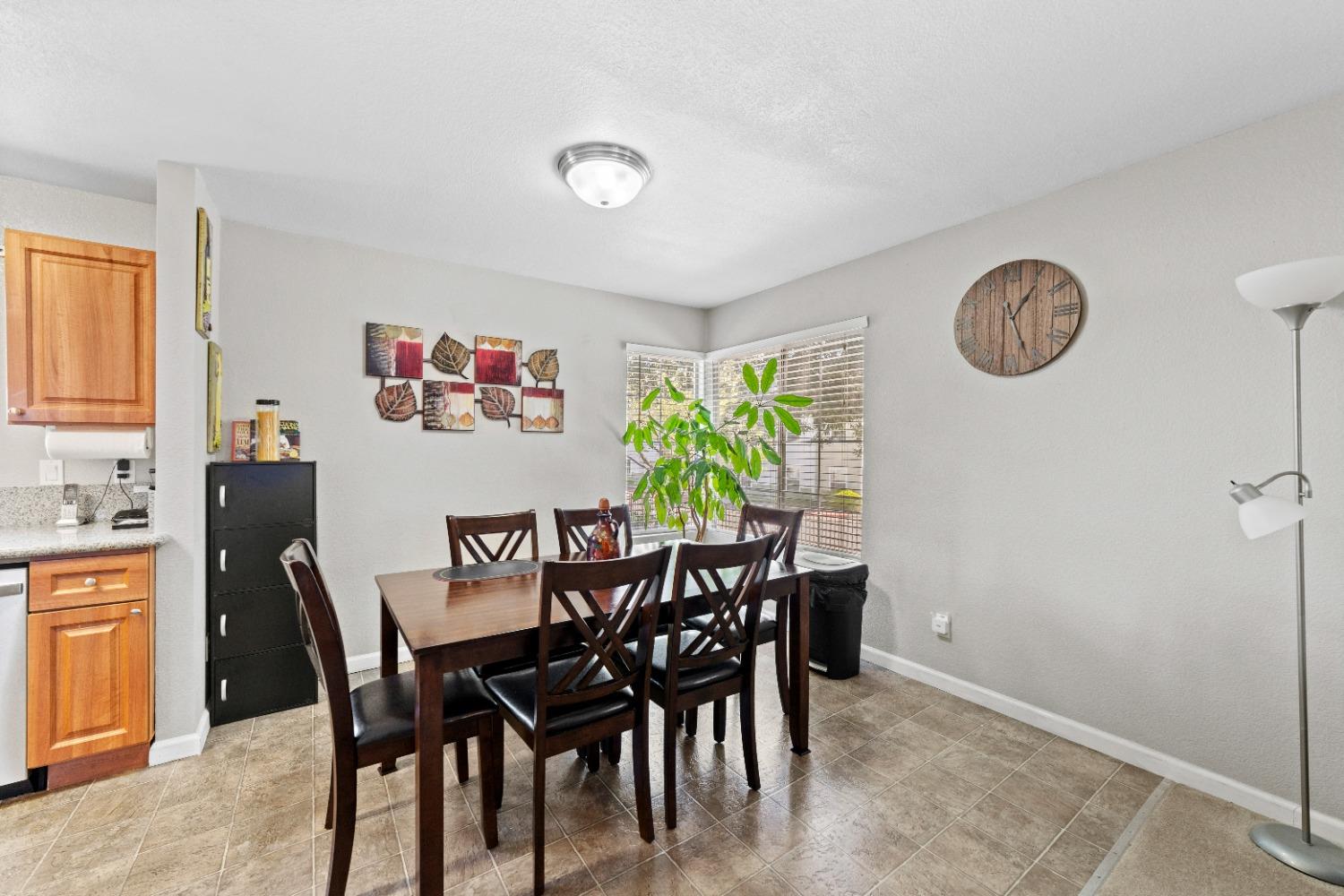 Detail Gallery Image 9 of 25 For 7404 Kallie Kay Ln, Sacramento,  CA 95823 - 3 Beds | 2/1 Baths