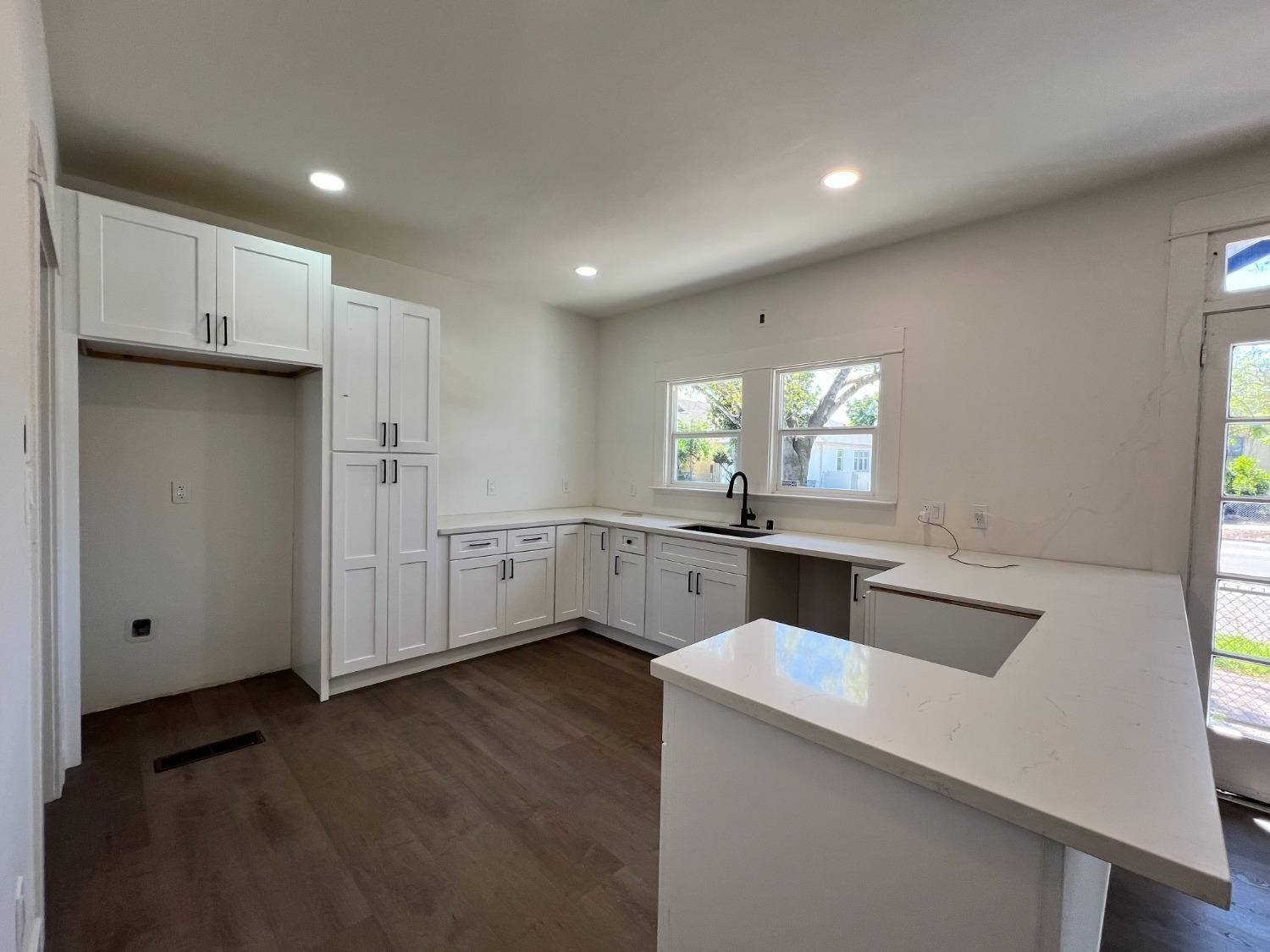 Detail Gallery Image 3 of 14 For 404 E Jefferson St, Stockton,  CA 95206 - 3 Beds | 1/1 Baths