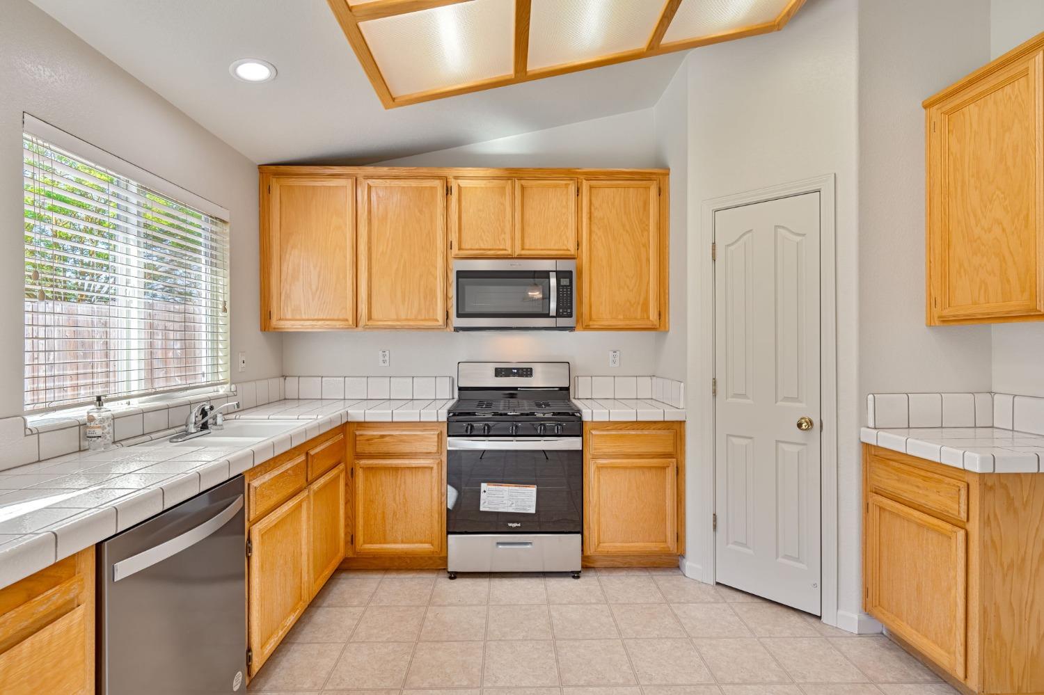 Detail Gallery Image 10 of 40 For 6320 Brento Ct, Elk Grove,  CA 95757 - 3 Beds | 2 Baths