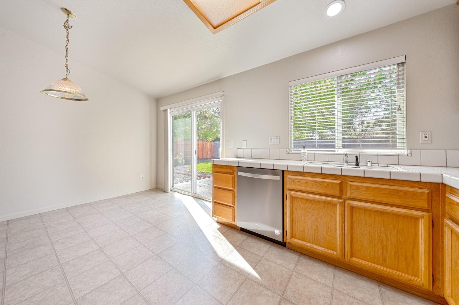 Detail Gallery Image 11 of 40 For 6320 Brento Ct, Elk Grove,  CA 95757 - 3 Beds | 2 Baths
