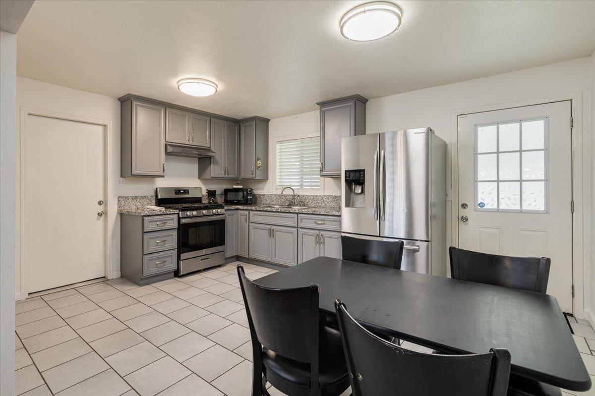 Detail Gallery Image 8 of 26 For 5541 28th St, Sacramento,  CA 95820 - 2 Beds | 1 Baths