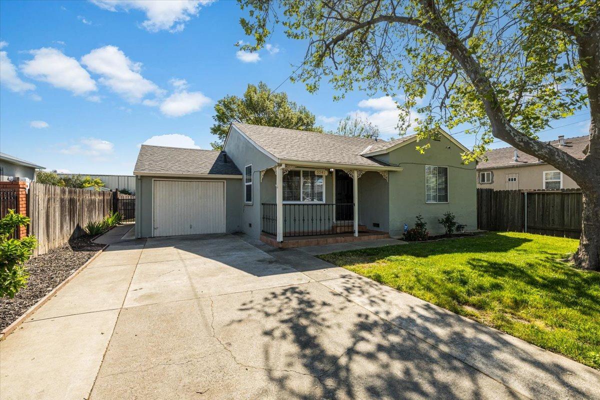 Welcome to your new home in the heart of Sacramento! This charming 2-bedroom, 1-bathroom house is a 