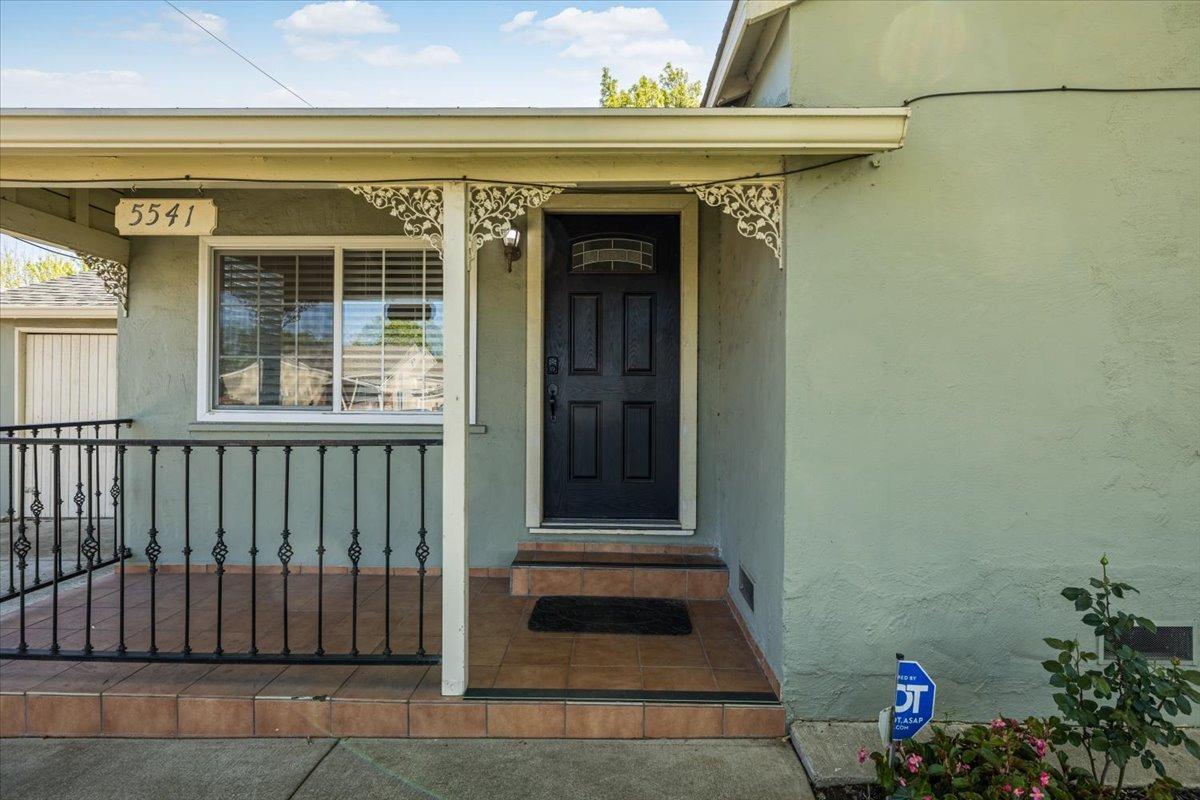 Detail Gallery Image 4 of 26 For 5541 28th St, Sacramento,  CA 95820 - 2 Beds | 1 Baths