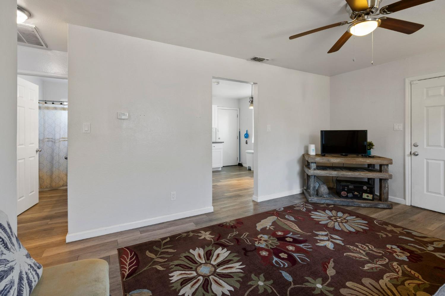 Detail Gallery Image 4 of 29 For 4134 3rd Ave, Sacramento,  CA 95817 - 2 Beds | 1 Baths