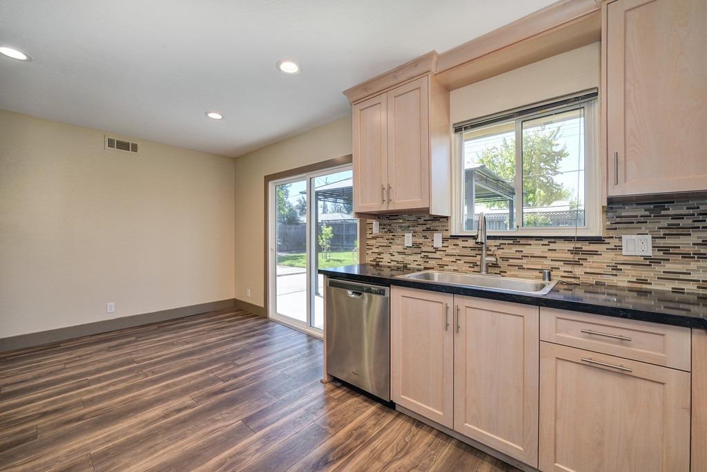 Detail Gallery Image 12 of 39 For 2532 Clearlake Way, Sacramento,  CA 95826 - 3 Beds | 2 Baths