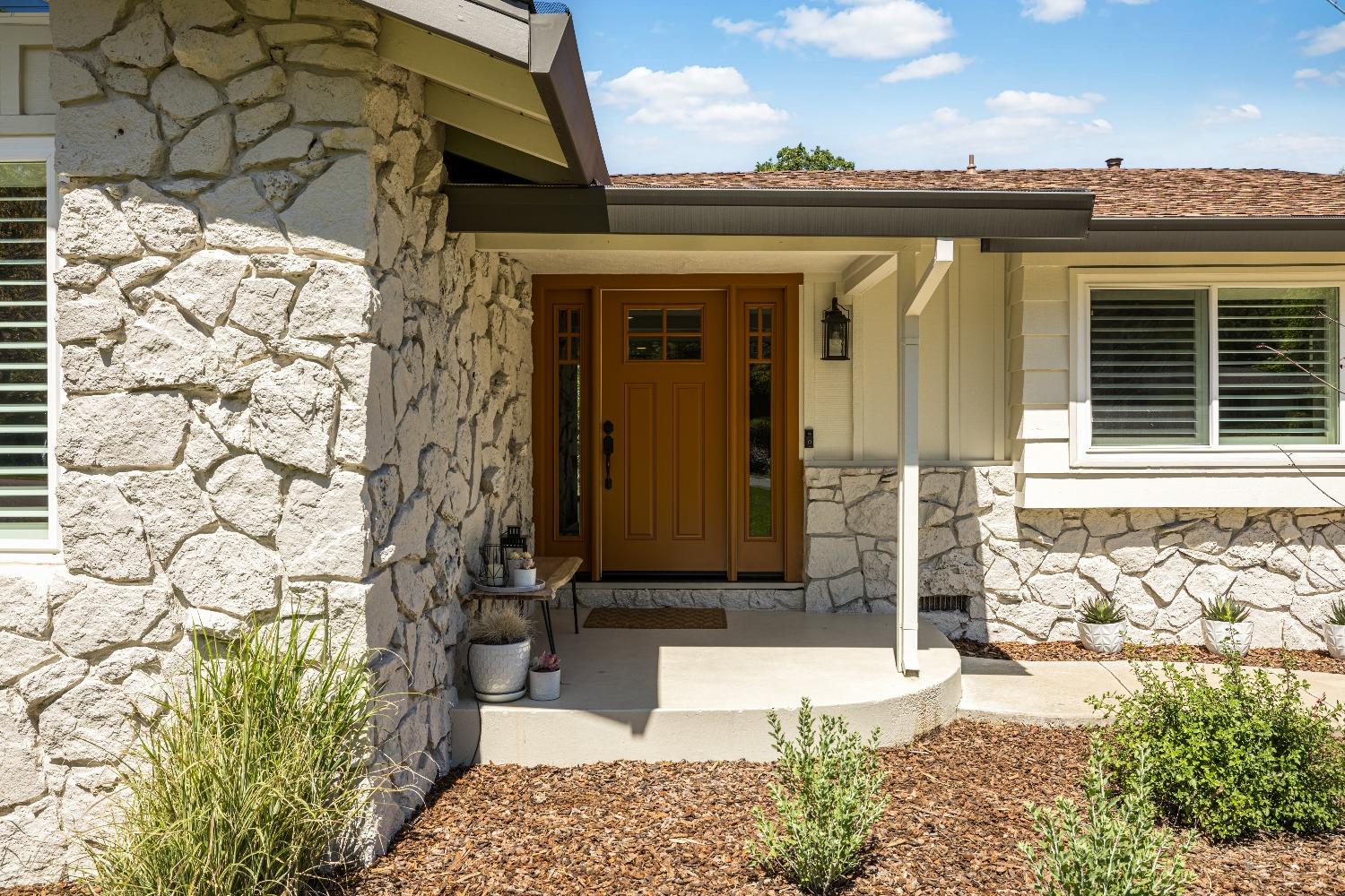 Detail Gallery Image 3 of 35 For 9845 Valley Pines Dr, Folsom,  CA 95630 - 3 Beds | 2 Baths