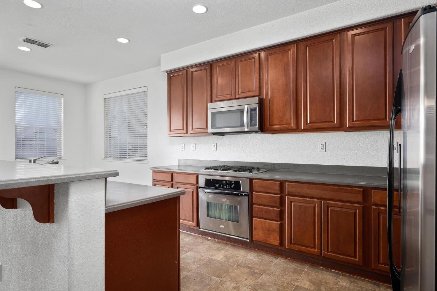 Detail Gallery Image 14 of 32 For 226 Emory Oak Pl, Lathrop,  CA 95330 - 4 Beds | 2/1 Baths