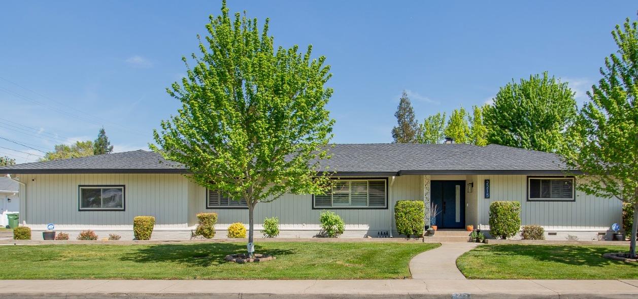 Detail Gallery Image 1 of 37 For 2215 Mira Flores Dr, Turlock,  CA 95380 - 3 Beds | 2/1 Baths