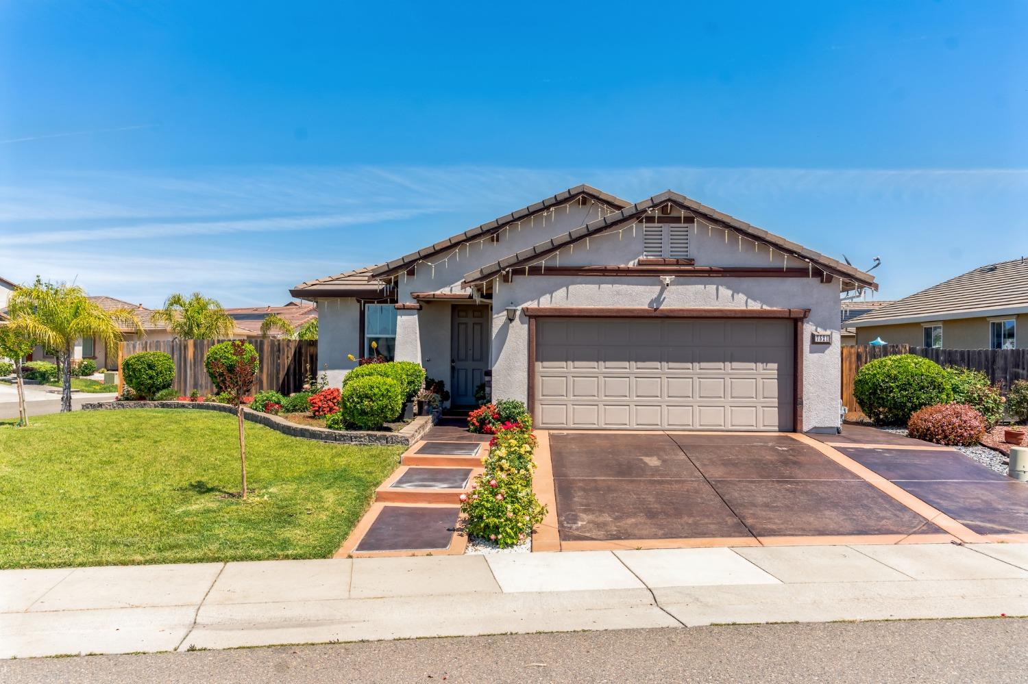 Welcome Home. This Lennar Home 1 story 3BR 2Bath shows very well located in a huge corner lot. This 