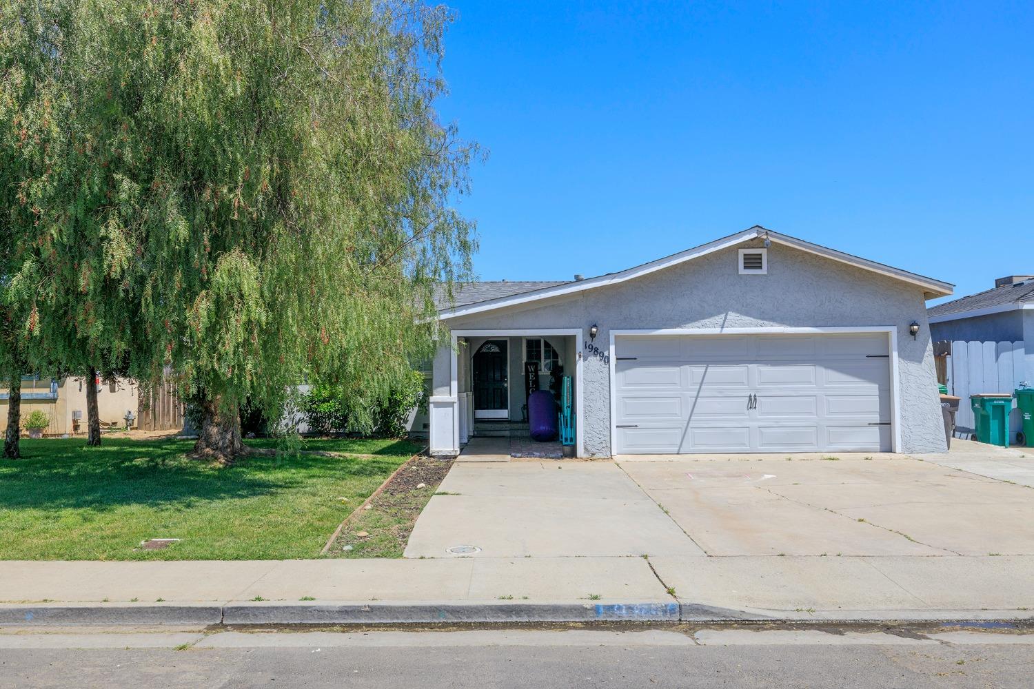 Great Starter Home in Hilmar! Over 1121sf with 3 Bedrooms and 2 Full Baths.  Good Size Yard with a 2