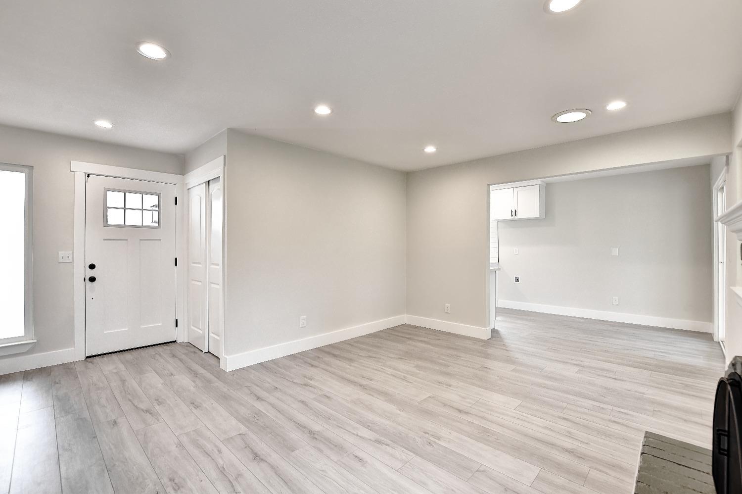 Detail Gallery Image 6 of 32 For 42 Kennelford Cir, Sacramento,  CA 95823 - 3 Beds | 2 Baths