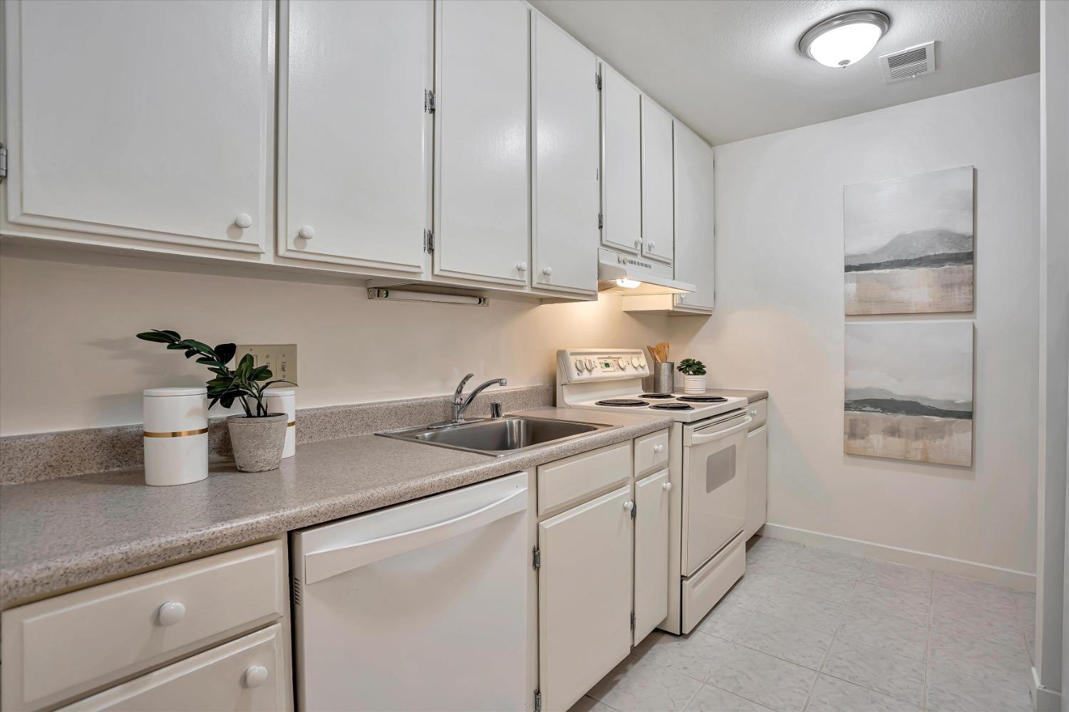 Detail Gallery Image 13 of 48 For 2266 Woodside Ln #3,  Sacramento,  CA 95825 - 2 Beds | 2 Baths