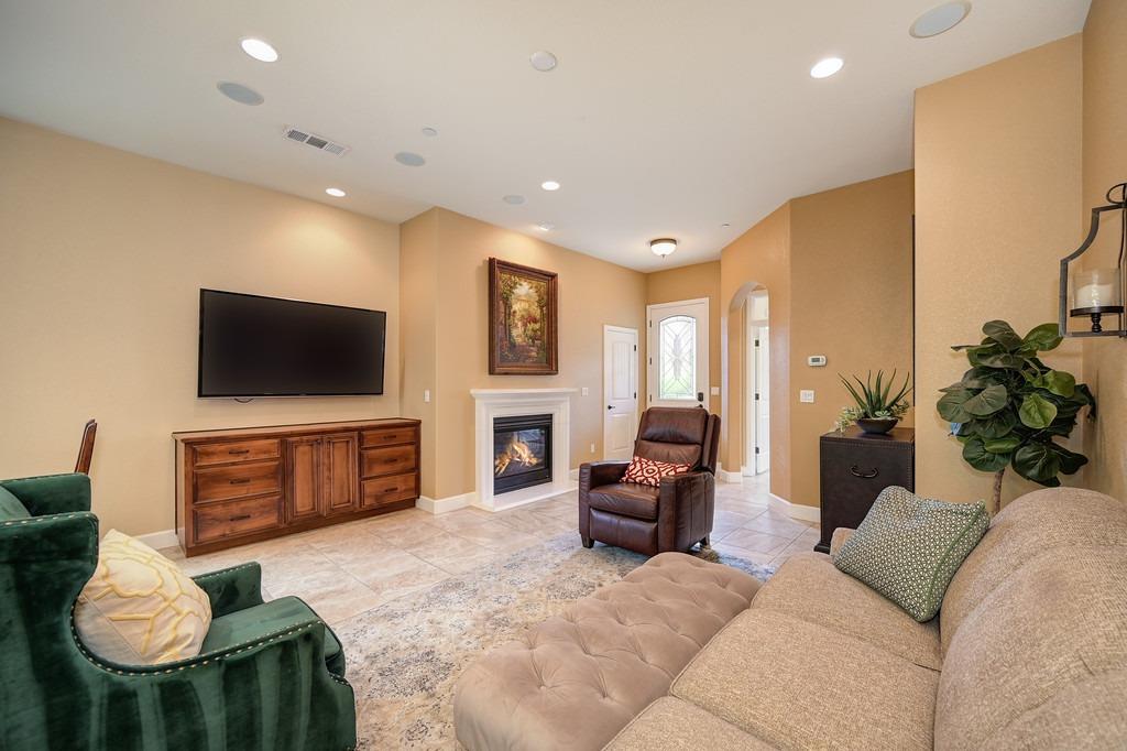 Detail Gallery Image 6 of 27 For 7168 Orchard Cir, Penryn,  CA 95663 - 3 Beds | 3 Baths
