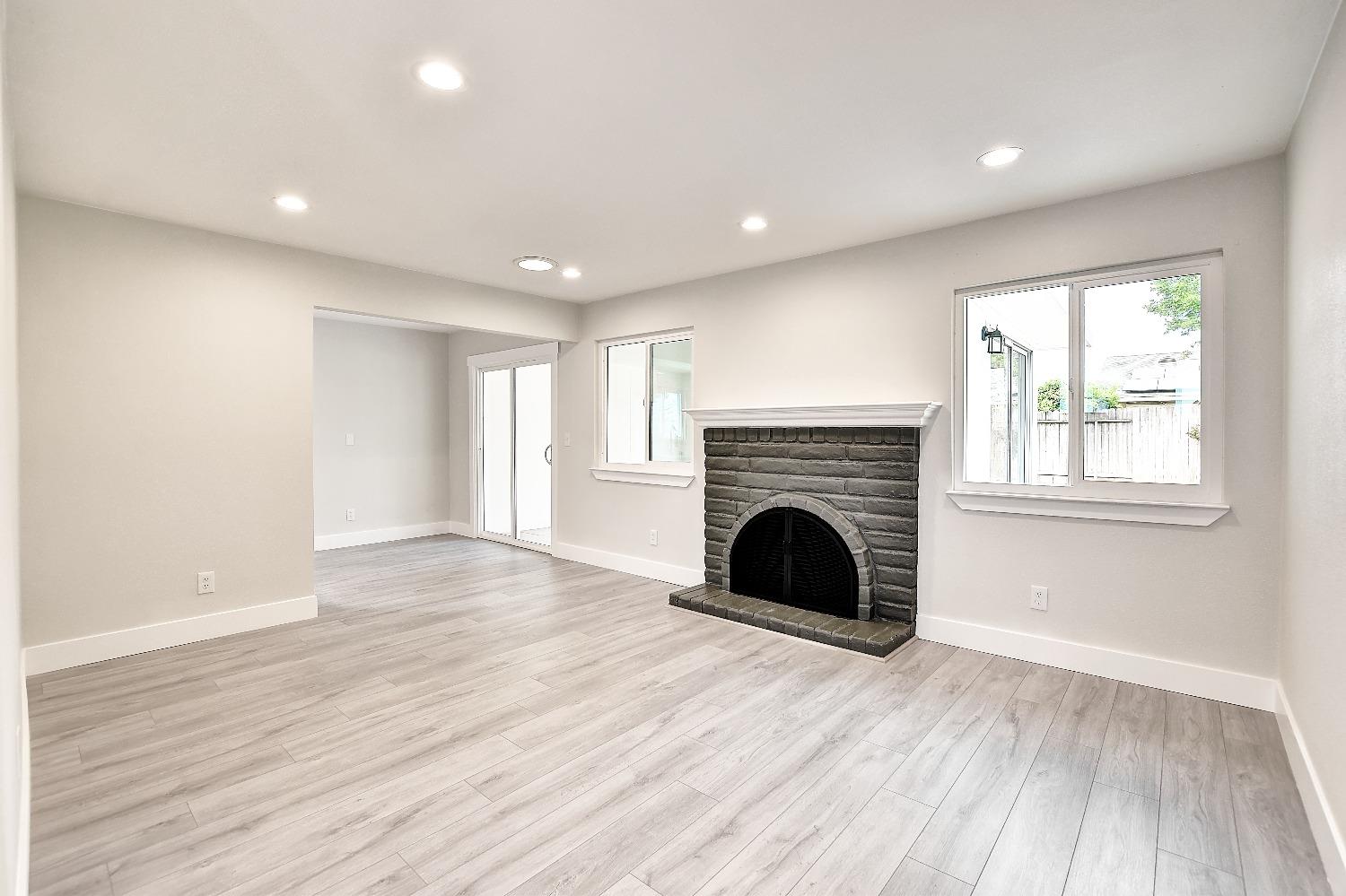 Detail Gallery Image 5 of 32 For 42 Kennelford Cir, Sacramento,  CA 95823 - 3 Beds | 2 Baths