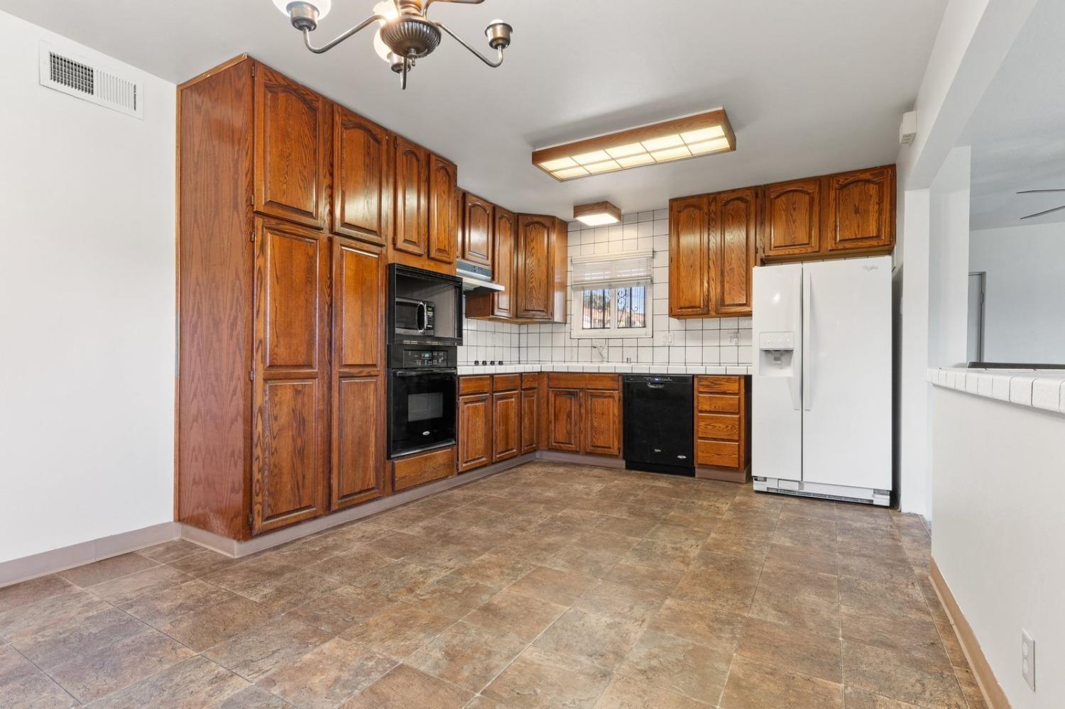 Detail Gallery Image 10 of 29 For 4627 Bruning Ct, Sacramento,  CA 95823 - 3 Beds | 2 Baths
