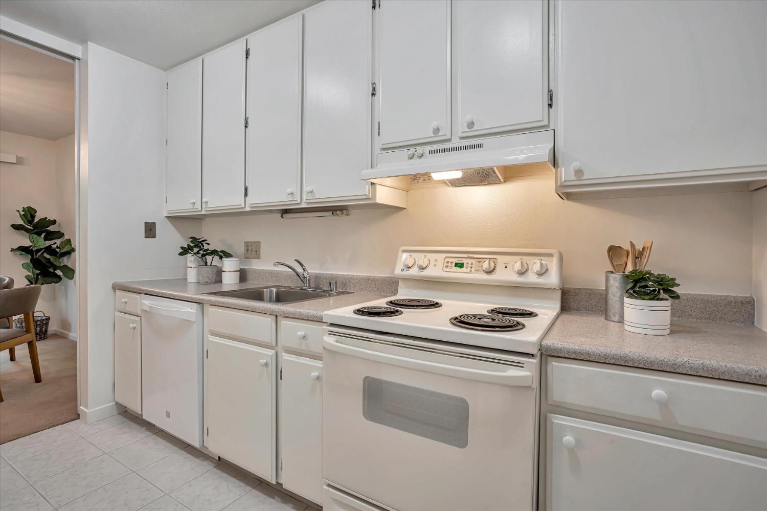 Detail Gallery Image 14 of 48 For 2266 Woodside Ln #3,  Sacramento,  CA 95825 - 2 Beds | 2 Baths