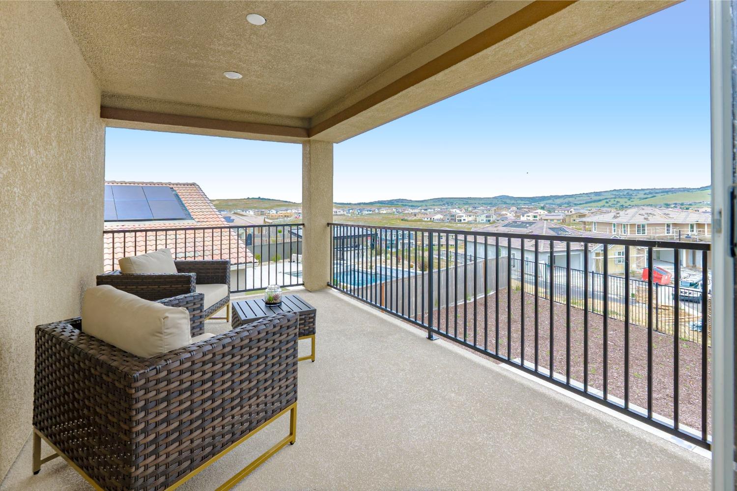 Detail Gallery Image 14 of 38 For 4976 Gold Rush Dr, Folsom,  CA 95630 - 4 Beds | 3/1 Baths