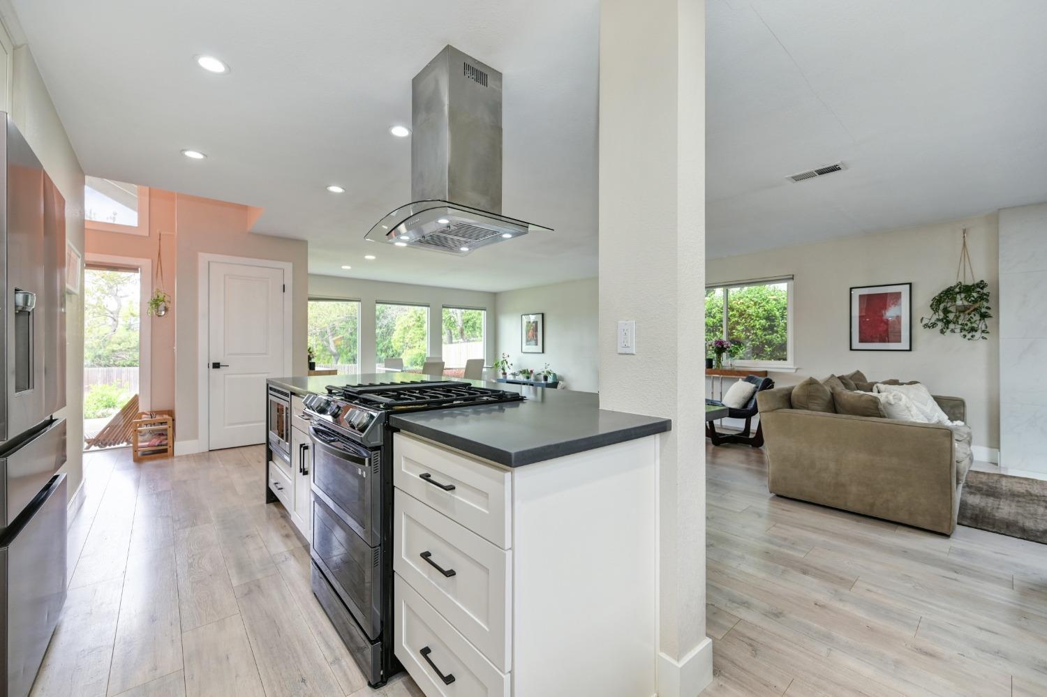 Detail Gallery Image 6 of 53 For 4256 Paradise Dr, Carmichael,  CA 95608 - 3 Beds | 2 Baths