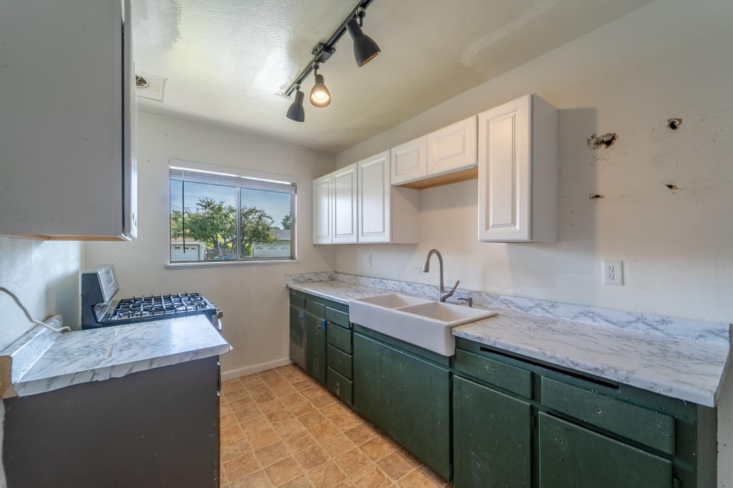 Detail Gallery Image 10 of 42 For 23665 Fuller Ave, Hayward,  CA 94541 - 4 Beds | 2 Baths
