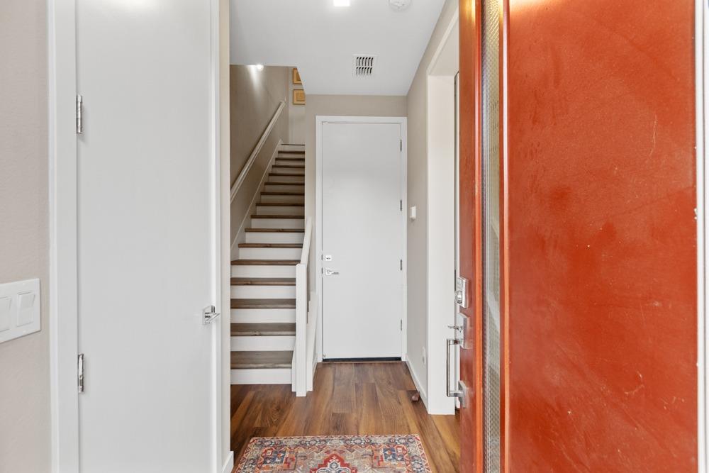 Detail Gallery Image 5 of 35 For 1324 C St, Sacramento,  CA 95814 - 2 Beds | 2/1 Baths