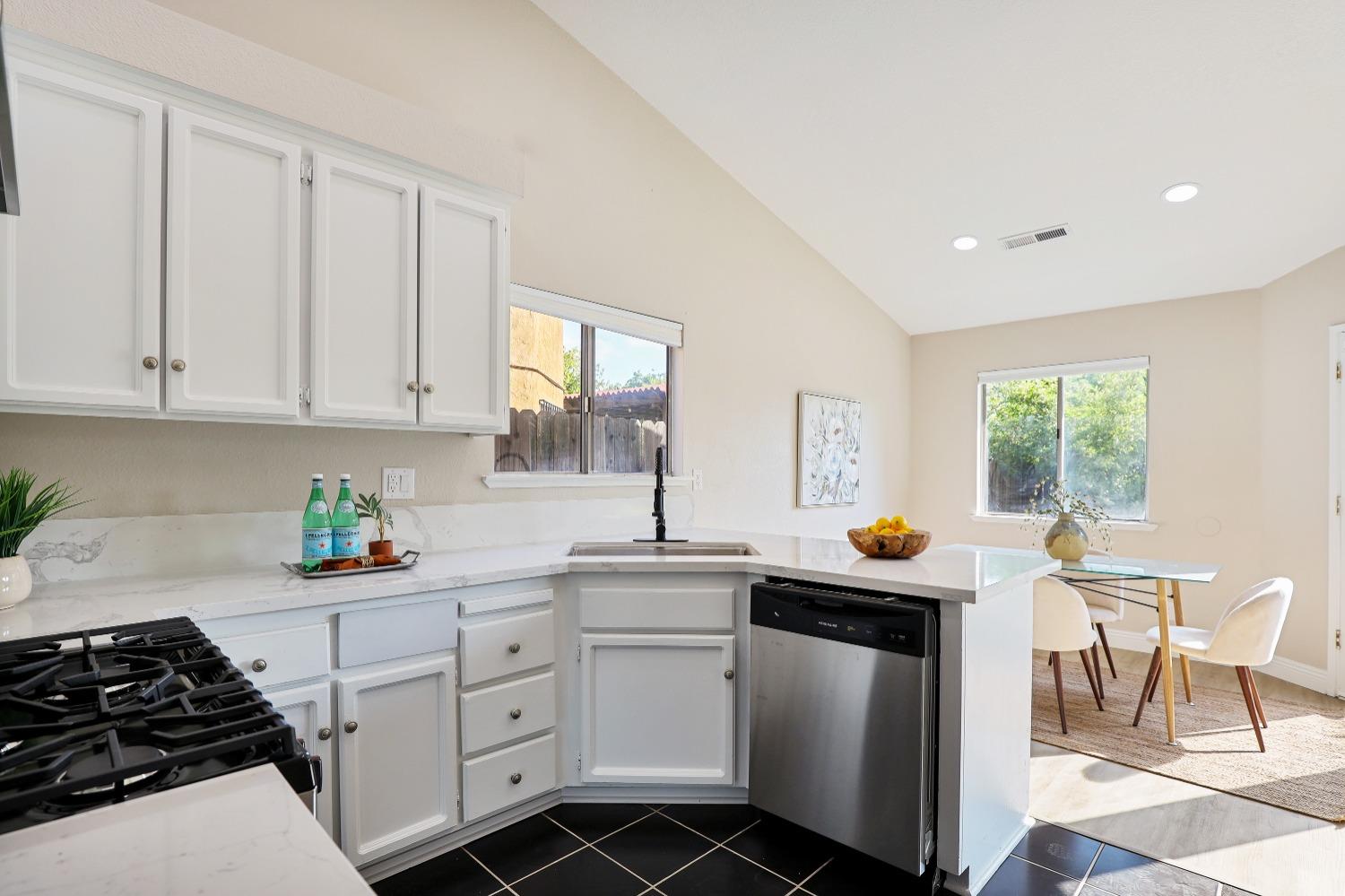 Detail Gallery Image 13 of 28 For 5814 Gentry Ave, Stockton,  CA 95210 - 2 Beds | 1 Baths