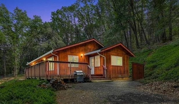 Photo of 27180 Cape Horn Rd in Colfax, CA
