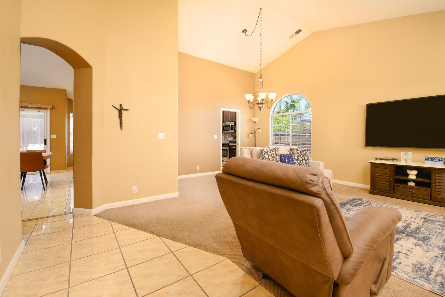 Detail Gallery Image 6 of 26 For 1701 Kit Fox Dr, Hughson,  CA 95326 - 4 Beds | 2 Baths