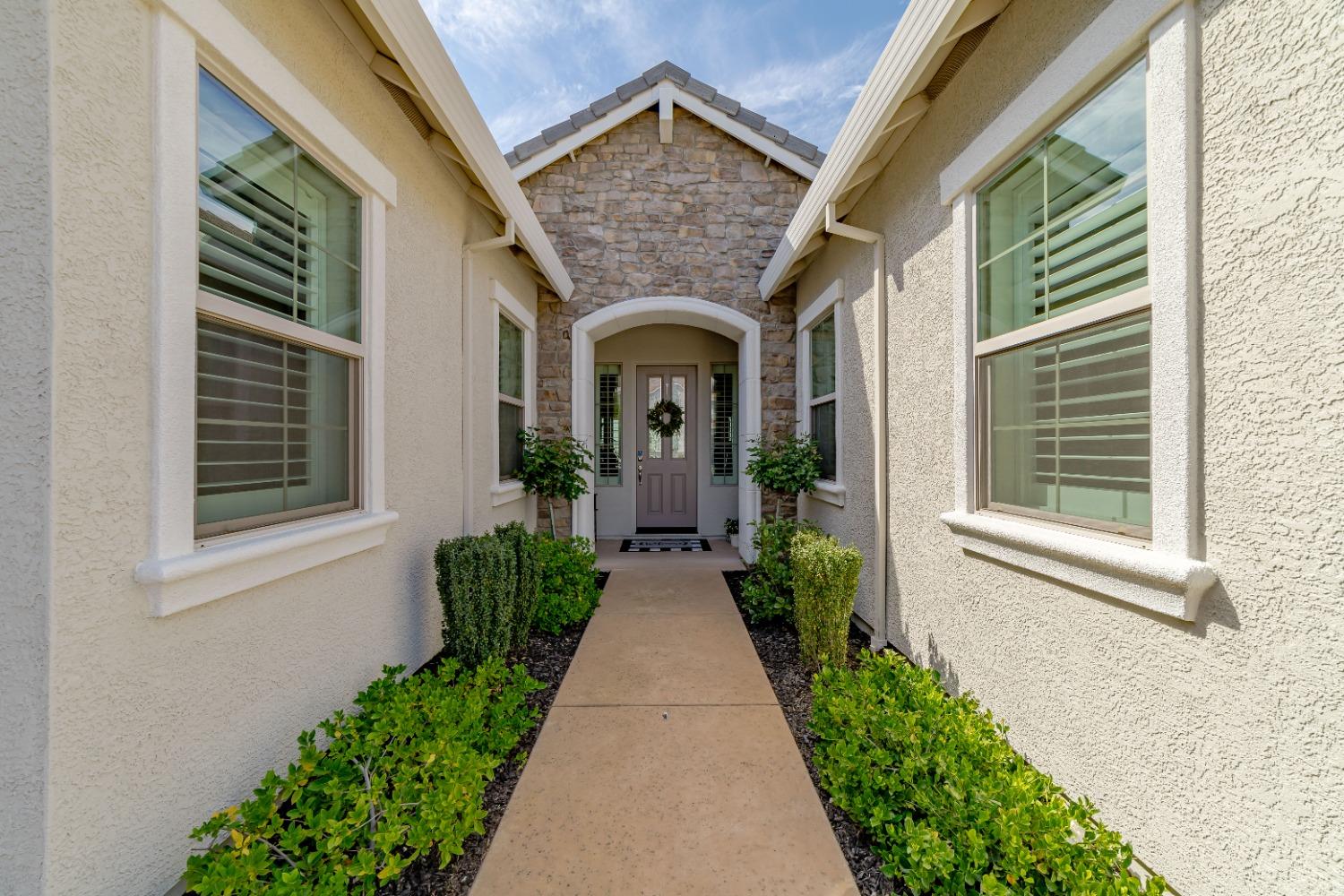 Detail Gallery Image 4 of 72 For 930 Dusty Stone Loop, Rocklin,  CA 95765 - 4 Beds | 3/2 Baths