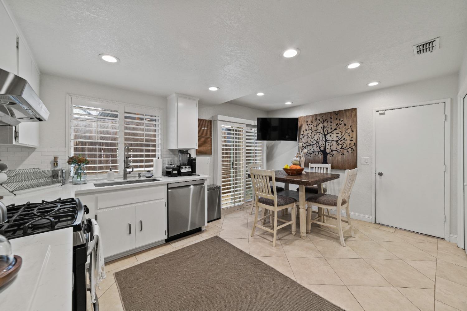 Detail Gallery Image 18 of 42 For 9676 Gamay Way, Elk Grove,  CA 95624 - 3 Beds | 2 Baths