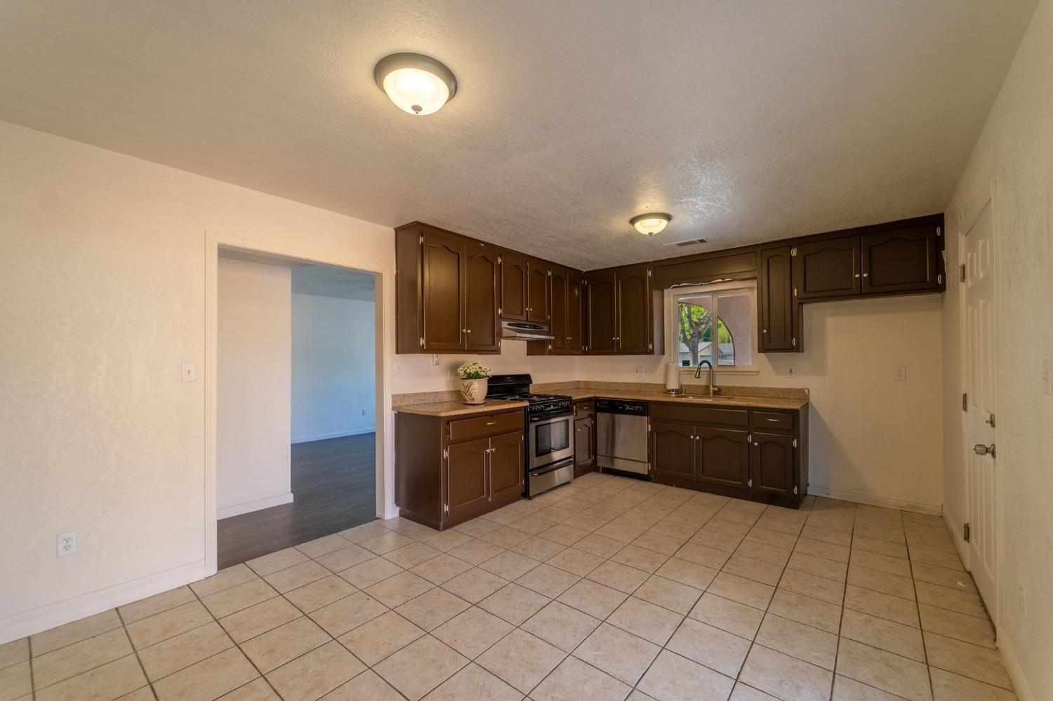 Detail Gallery Image 10 of 24 For 1800 Norman Way, Modesto,  CA 95350 - 3 Beds | 2 Baths
