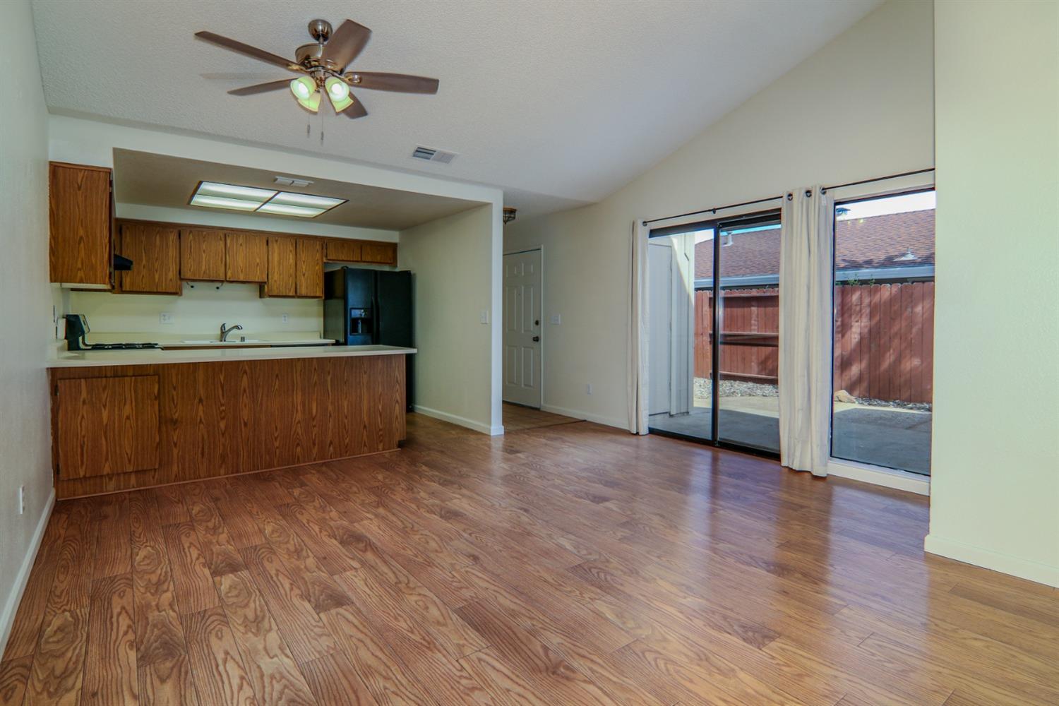 Detail Gallery Image 8 of 25 For 385 R St, Lincoln,  CA 95648 - 2 Beds | 2 Baths