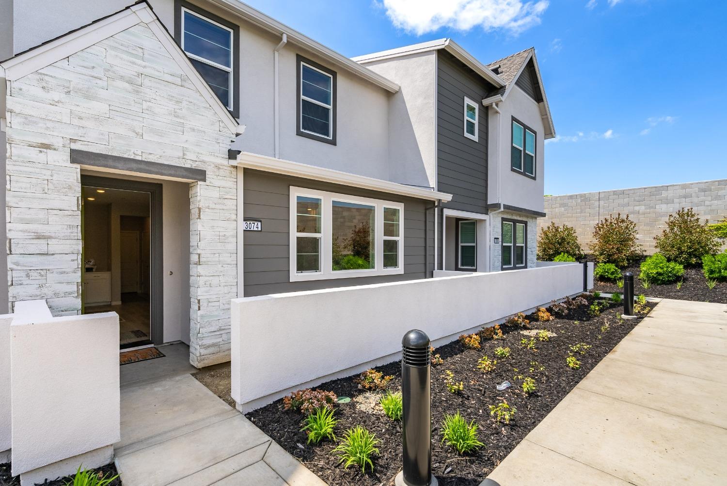 Detail Gallery Image 1 of 35 For 3074 Lupita Pepper Walk, Sacramento,  CA 95833 - 3 Beds | 2/1 Baths