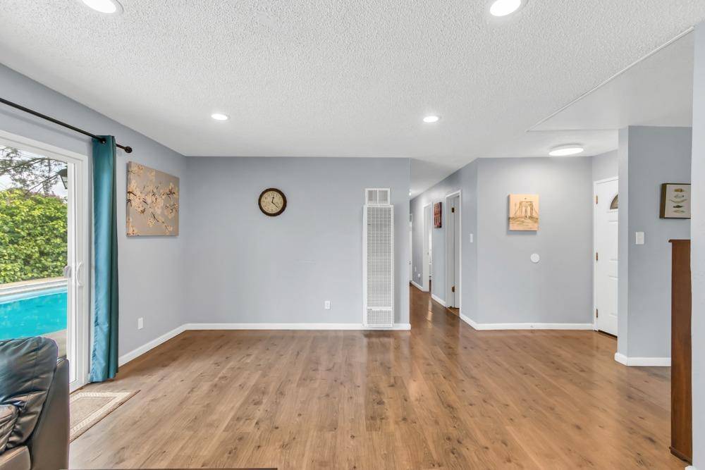 Detail Gallery Image 10 of 44 For 7125 Lawnwood Dr, Sacramento,  CA 95828 - 4 Beds | 2 Baths
