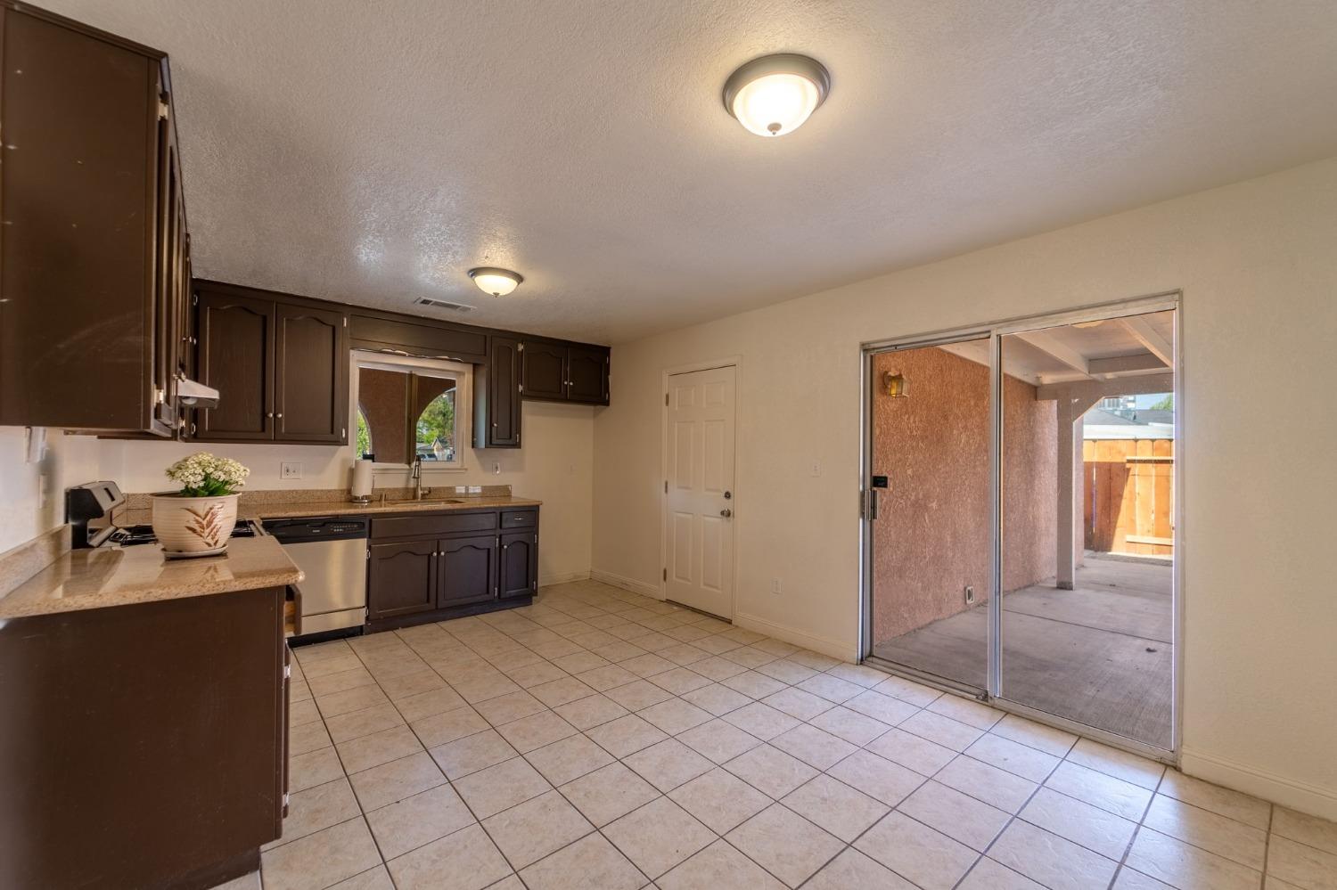 Detail Gallery Image 8 of 24 For 1800 Norman Way, Modesto,  CA 95350 - 3 Beds | 2 Baths