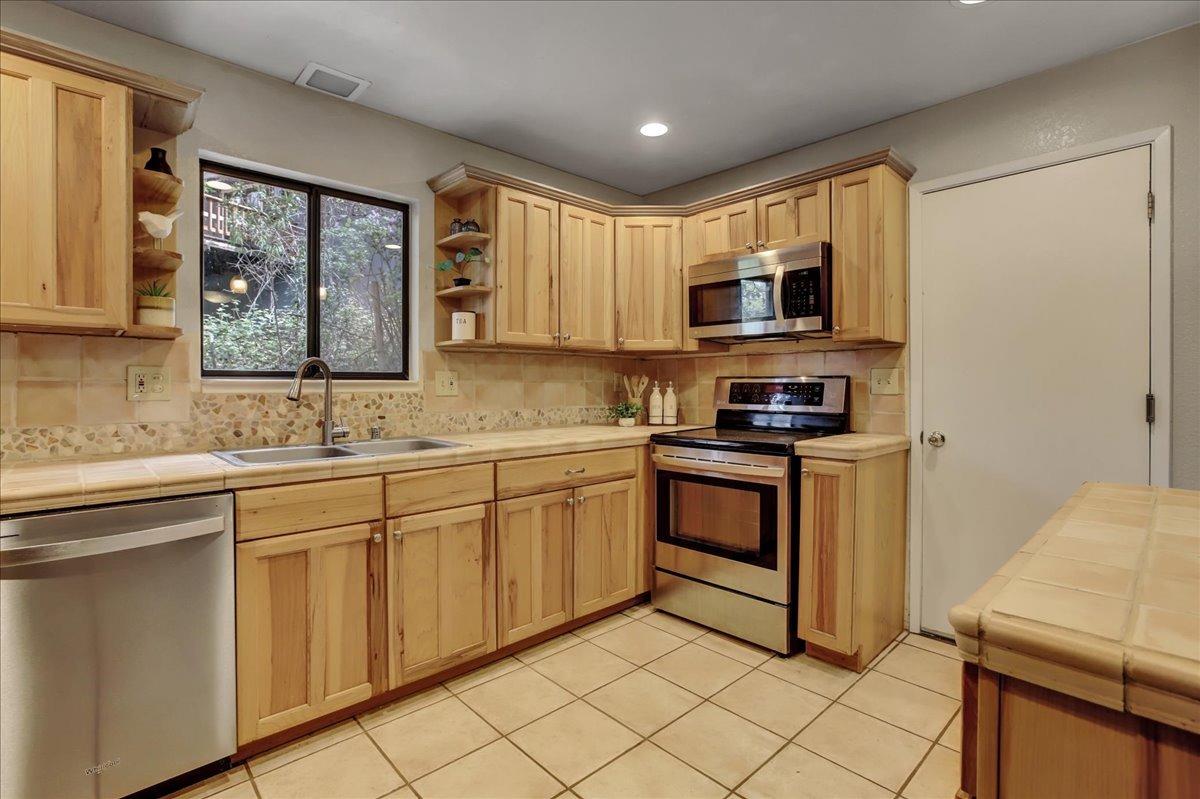 Detail Gallery Image 12 of 54 For 10338 Keenan Way, Grass Valley,  CA 95949 - 3 Beds | 2 Baths