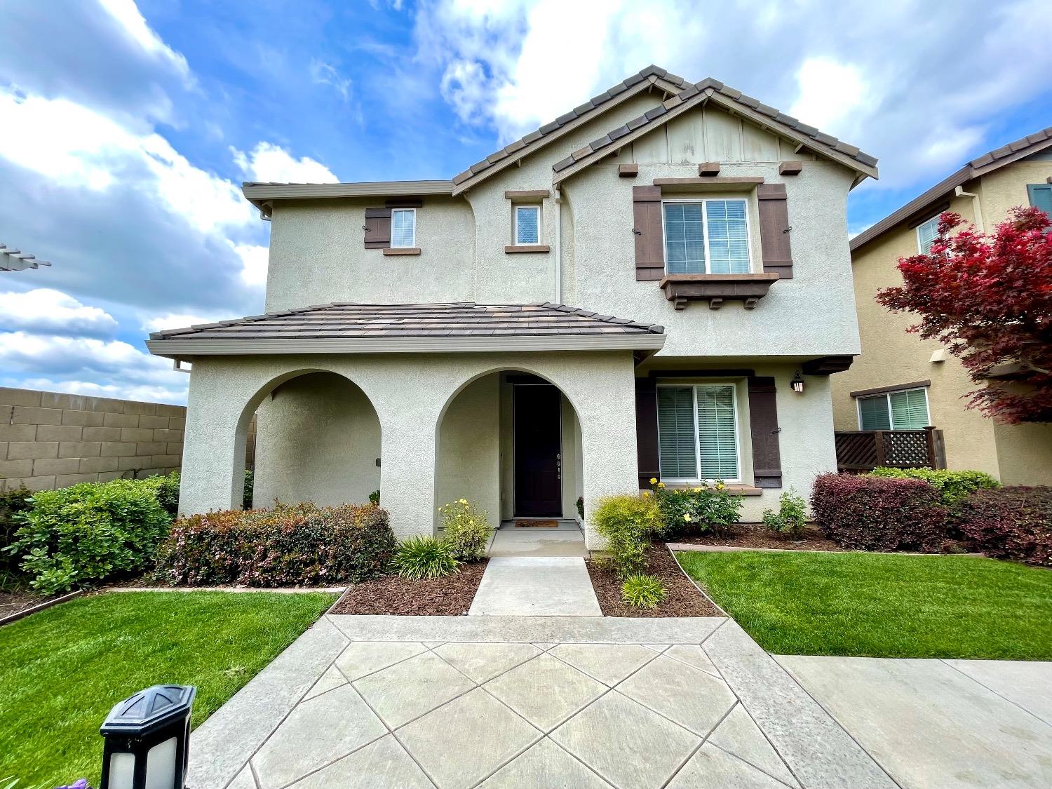 Photo of 364 Carriage Ln in Oakdale, CA