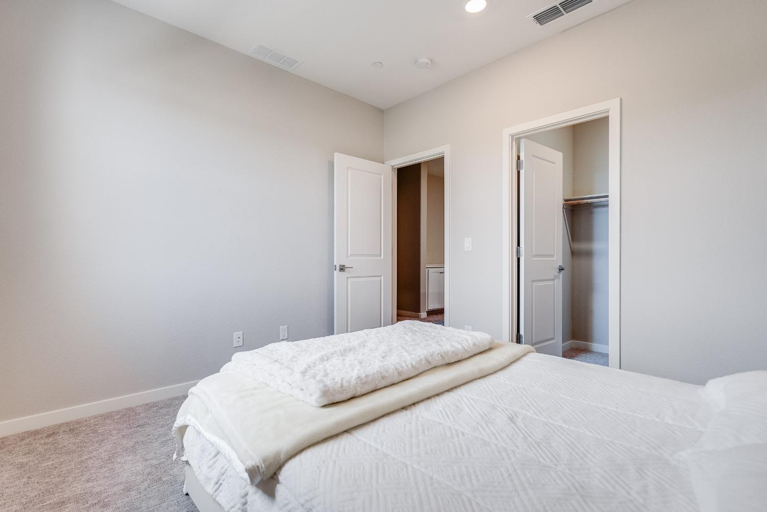 Detail Gallery Image 14 of 35 For 3074 Lupita Pepper Walk, Sacramento,  CA 95833 - 3 Beds | 2/1 Baths