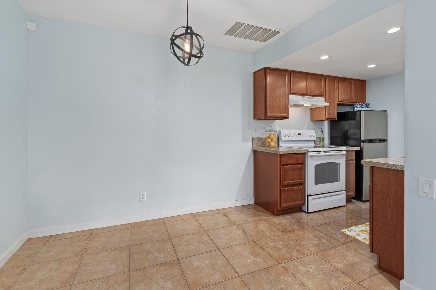 Detail Gallery Image 3 of 18 For 903 Fulton Ave #407,  Sacramento,  CA 95825 - 1 Beds | 1 Baths