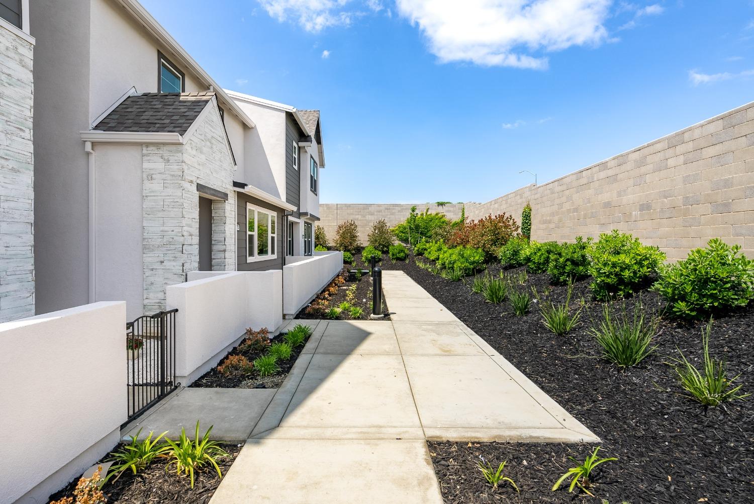 Detail Gallery Image 3 of 35 For 3074 Lupita Pepper Walk, Sacramento,  CA 95833 - 3 Beds | 2/1 Baths