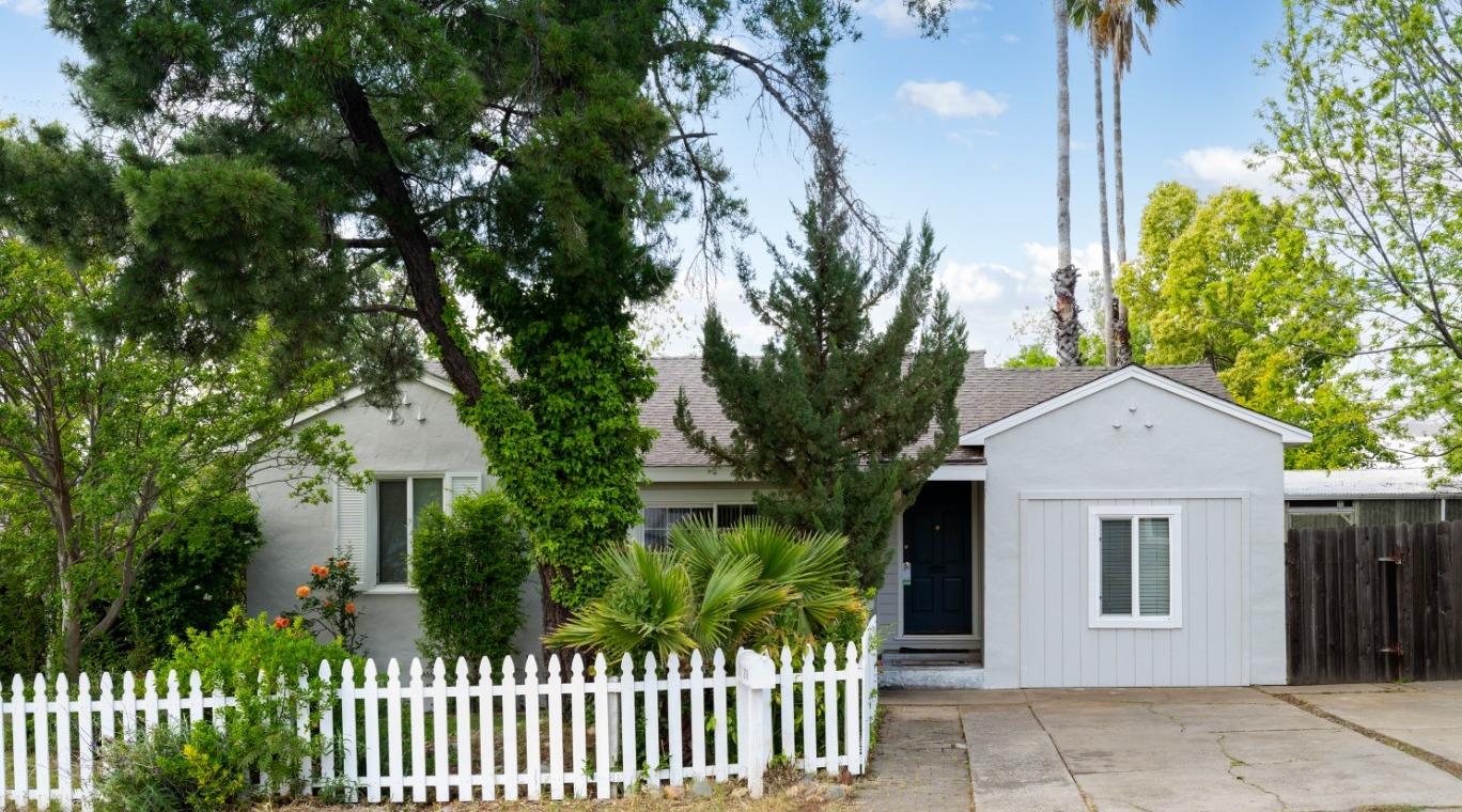 Welcome home to this picture perfect bungalow located in the heart of Folsom! This 2 bedroom, 1 bath