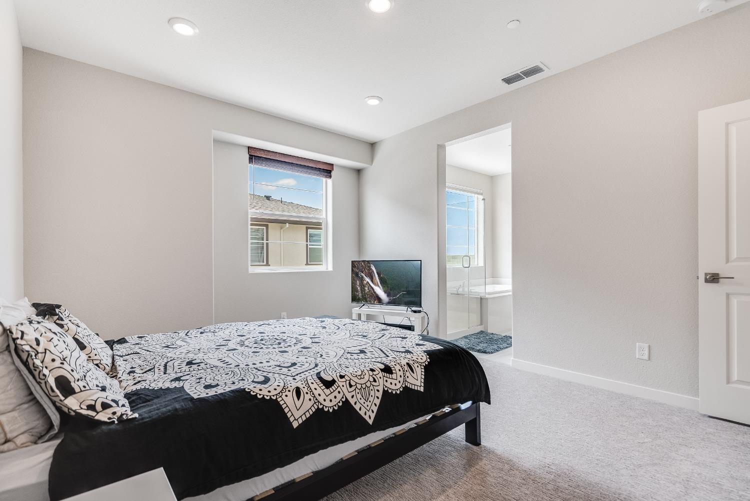 Detail Gallery Image 18 of 35 For 3074 Lupita Pepper Walk, Sacramento,  CA 95833 - 3 Beds | 2/1 Baths