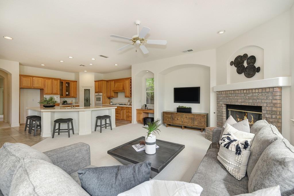 Detail Gallery Image 27 of 66 For 1424 Oak Hill Way, Roseville,  CA 95661 - 4 Beds | 2/1 Baths