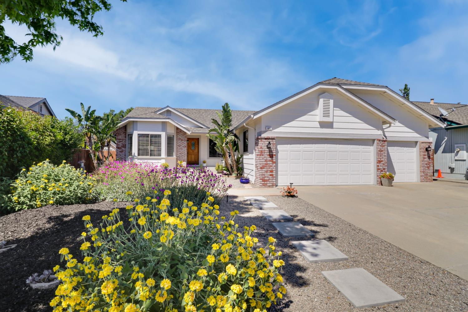 Detail Gallery Image 1 of 49 For 325 Redrock Dr, Antioch,  CA 94509 - 3 Beds | 2 Baths