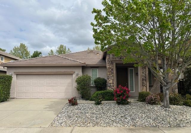 This exquisite Elk Grove residence is a must see property.  It has 3 bedrooms, 2 bathrooms,  a large