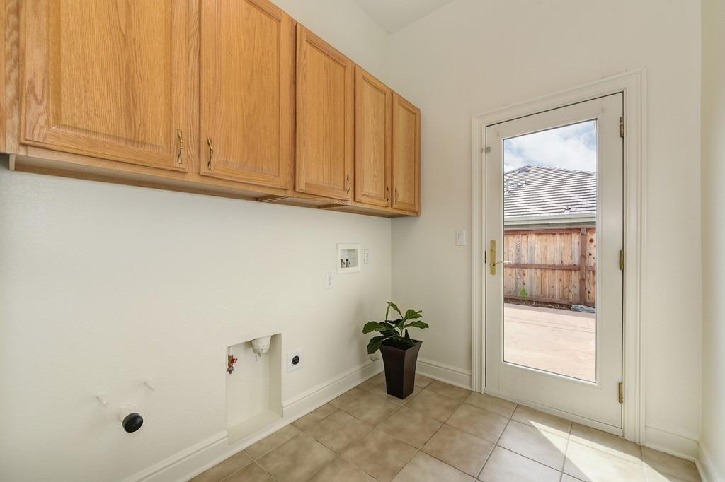 Detail Gallery Image 29 of 66 For 1424 Oak Hill Way, Roseville,  CA 95661 - 4 Beds | 2/1 Baths
