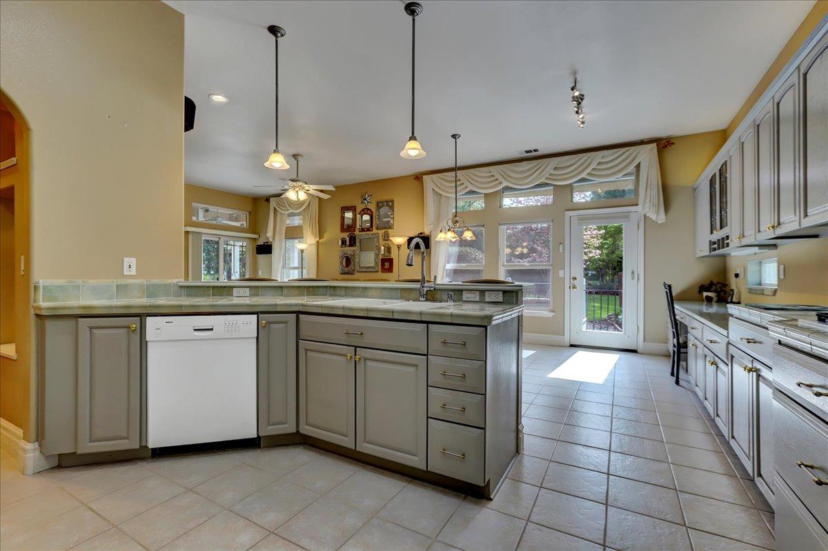 Detail Gallery Image 16 of 72 For 13750 Strawberry Cir, Penn Valley,  CA 95946 - 3 Beds | 2/2 Baths
