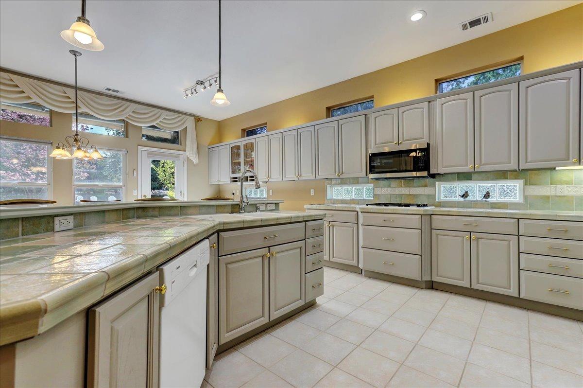 Detail Gallery Image 20 of 72 For 13750 Strawberry Cir, Penn Valley,  CA 95946 - 3 Beds | 2/2 Baths