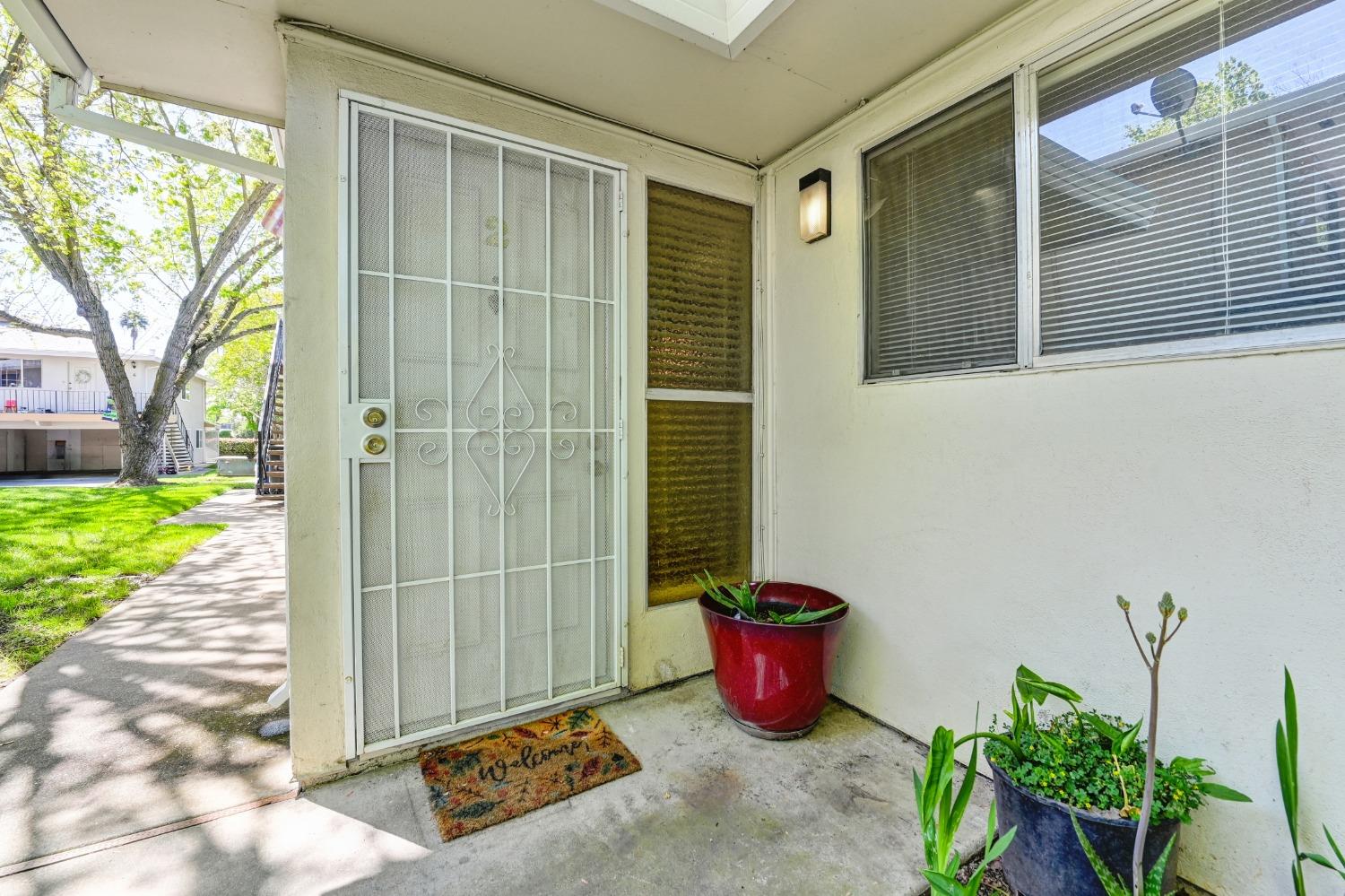 Detail Gallery Image 3 of 24 For 6520 Bremen Dr #2,  Citrus Heights,  CA 95621 - 2 Beds | 1 Baths