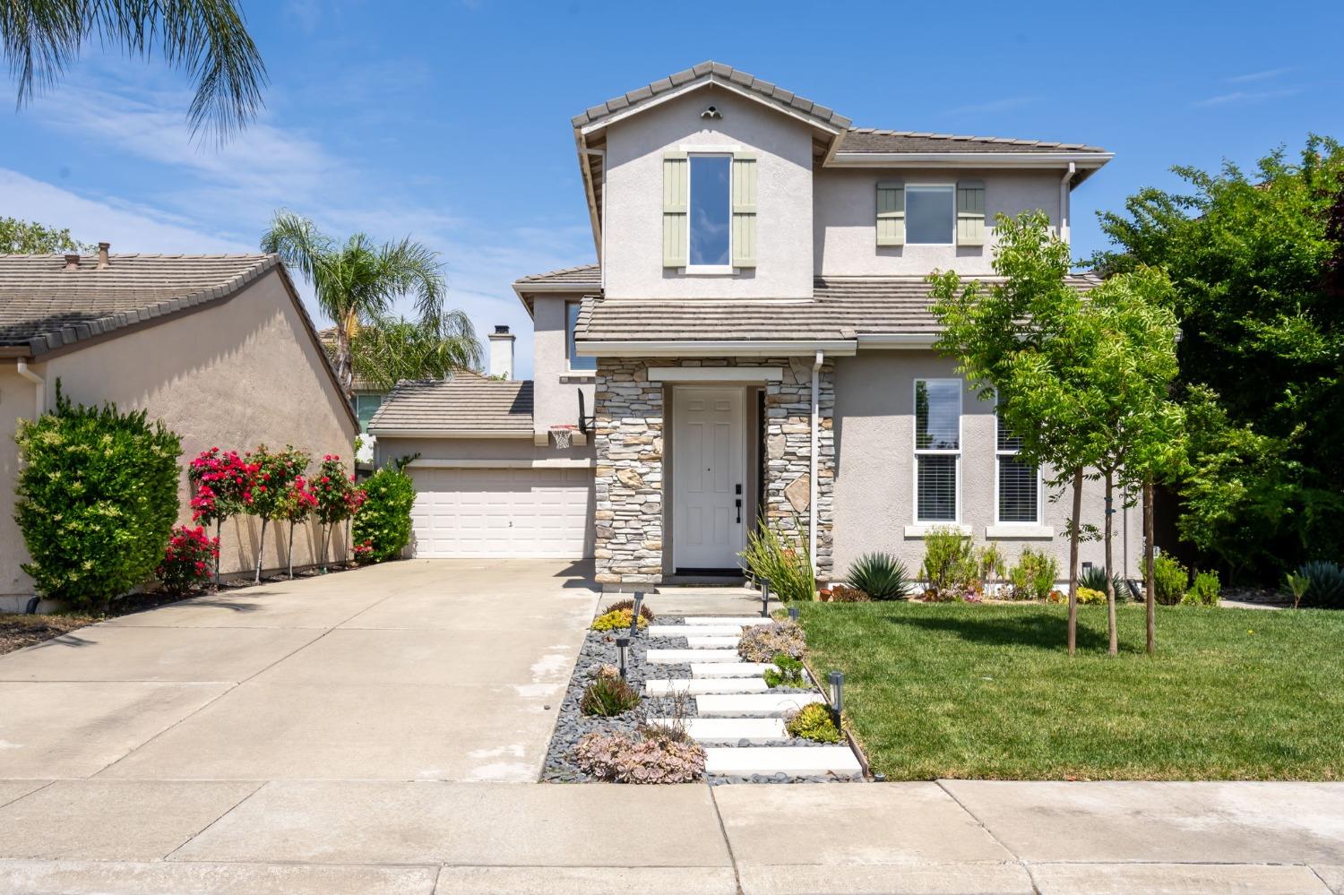 This Natomas Park beauty is everything you've been waiting for! 4 bed, 3 bath, 2209 sq feet, w/ an e